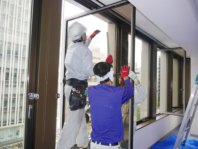 ガラス修理、交換　ビルのタテ軸回転窓　名古屋市中区
